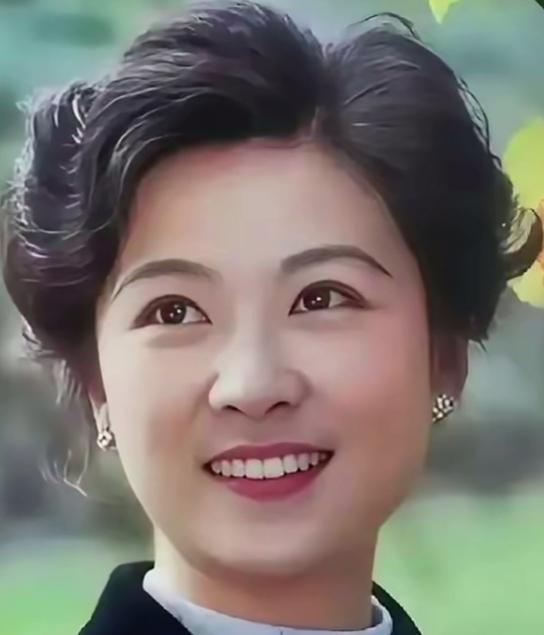 被叫做天下第一嫂的她，才是真正的国民女神。
 谁还记得八十年代荧幕上，那位看着亲