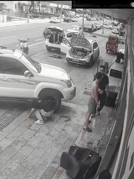 什么情况这是
天太热了
车子自己给自己降降温[笑哭]