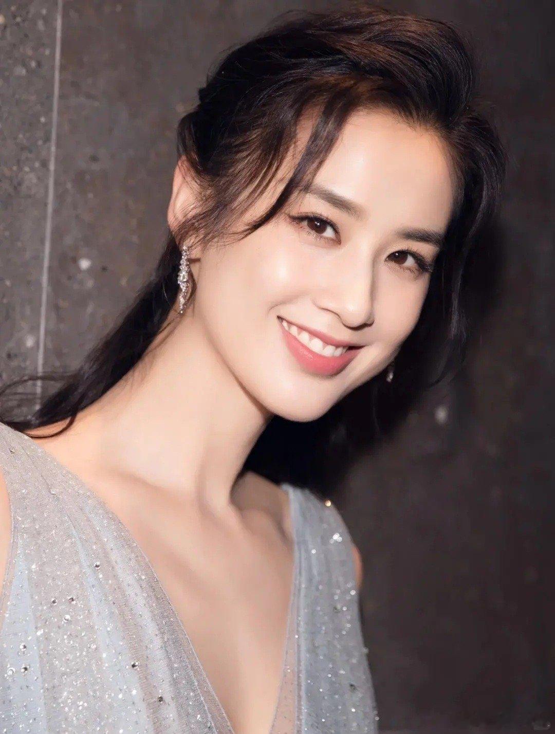 #黄圣依选择不离婚的原因#家家有本难念的经，黄圣依的婚姻也不例外，离不离婚，终究