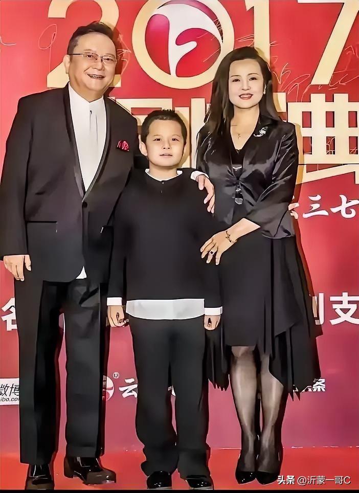 下面照片是王刚老师一家人，从照片看王刚老师的妻子绝对是美女一枚，比王刚年轻不少，