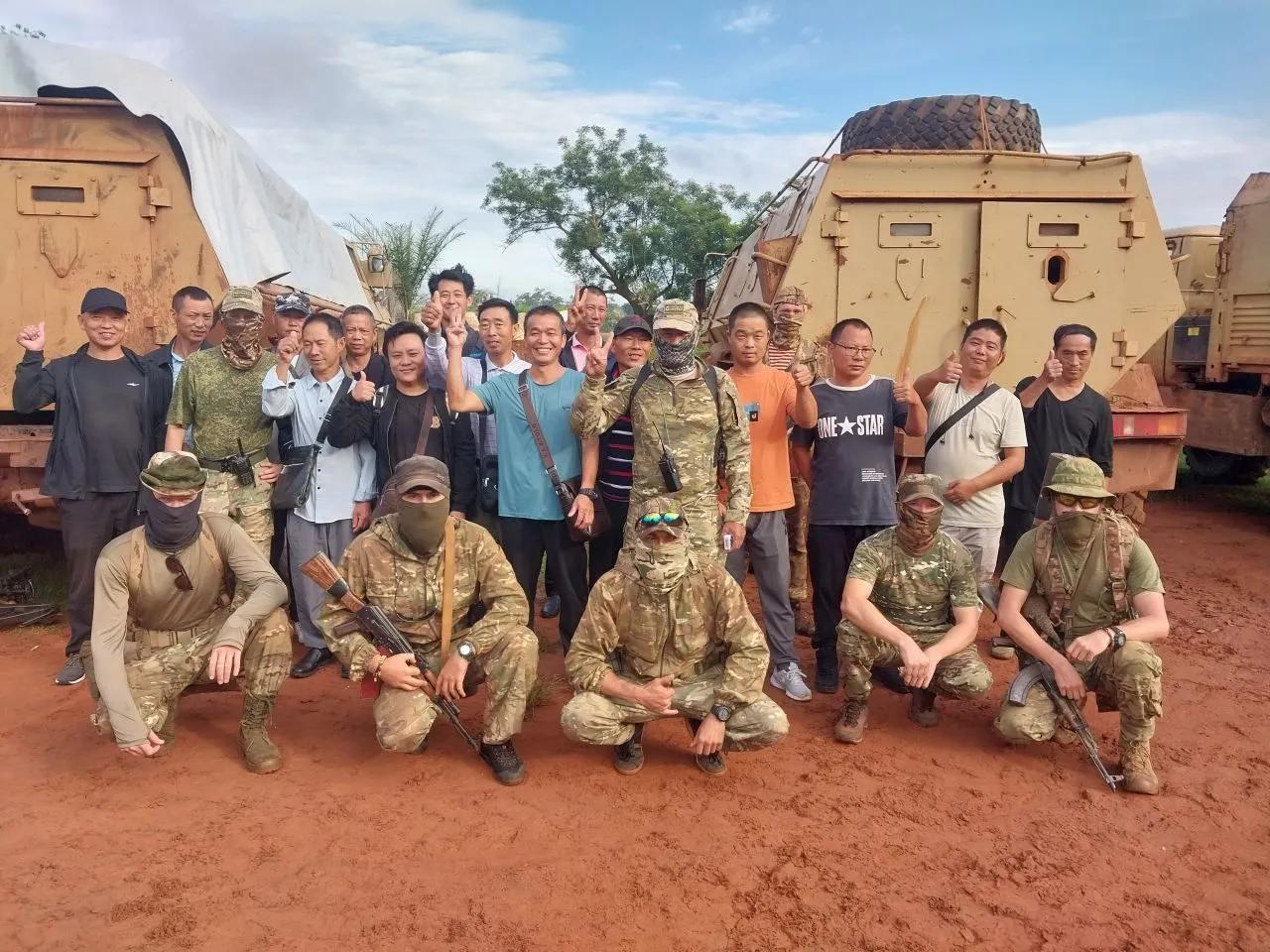 在非洲的中国企业员工，和当地负责安防的“瓦格纳”雇佣兵成员在一起合影，其中一位成