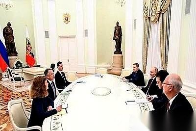 五小时。
整整五个小时。
普京在克里姆林宫，跟特朗普派来的人，关起门来聊了五个小