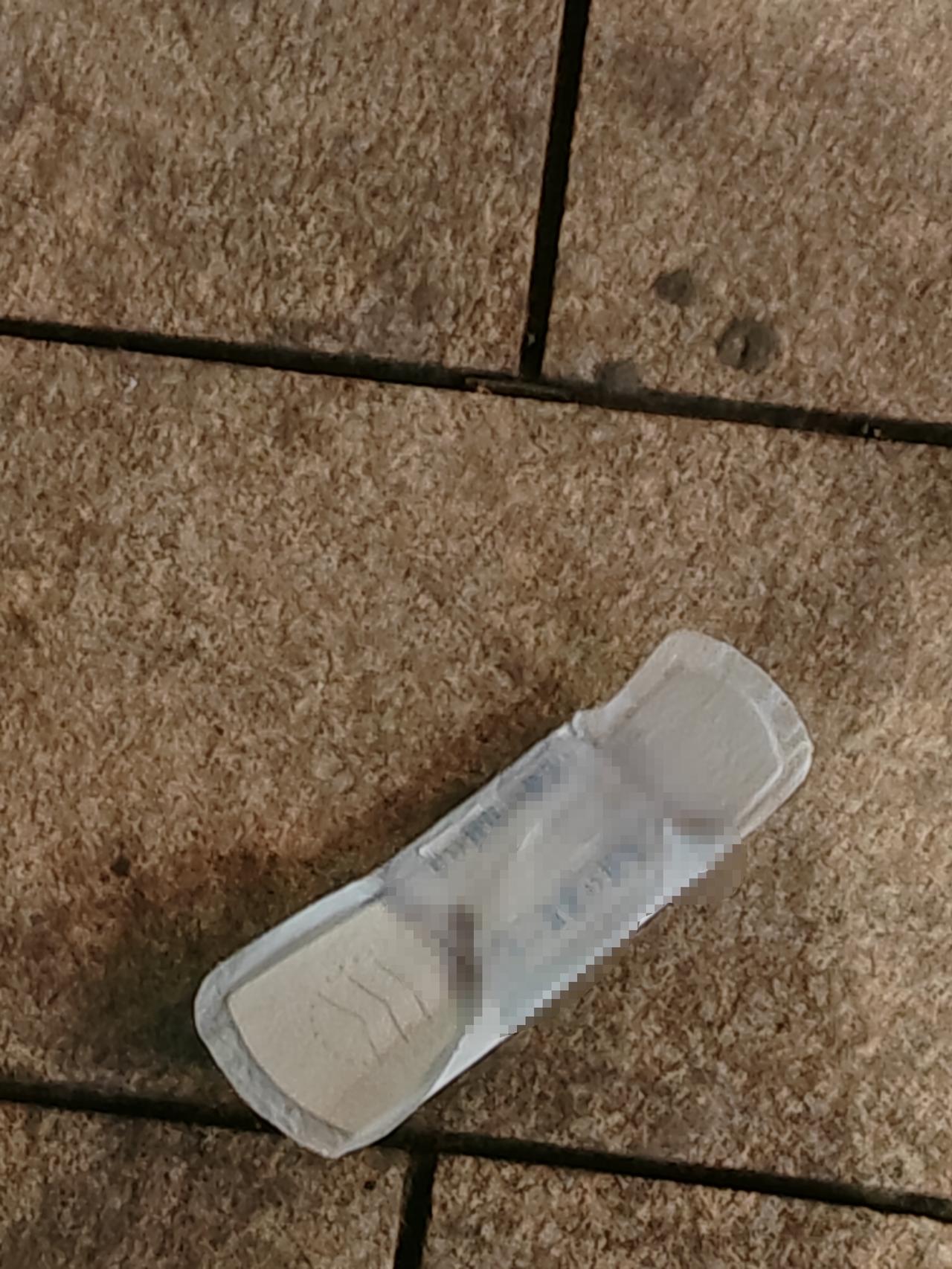 这也太无语了，卫生巾怎么会跑到人行道上，而且还是使用过的。这附近也没有居民小区，