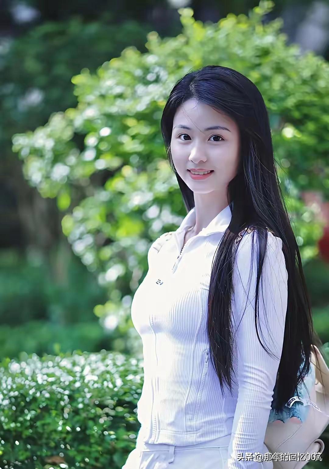 阳光倾洒，那带着清新自然的微笑，就像春日里第一朵绽放的花。想起上次在海边，一个小