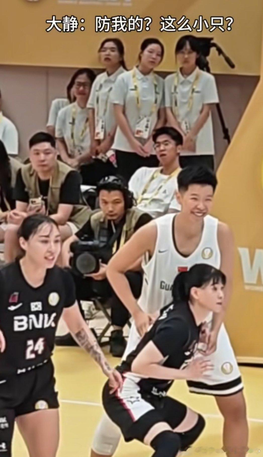 刷到女篮打比赛，黄思静的这个画面竟然看出了甜宠剧的感觉 ​​​