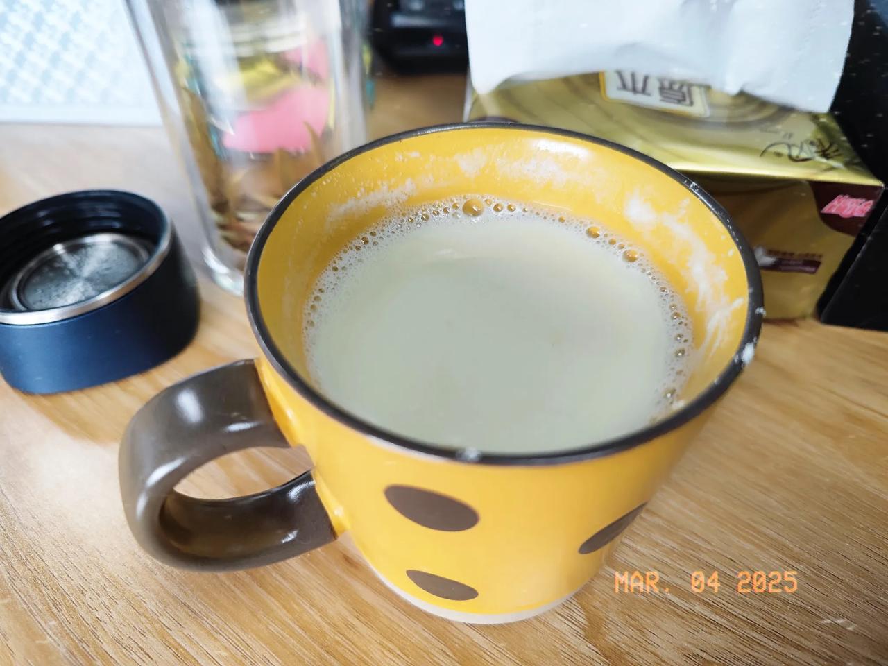 🥛一上午的忙碌，不忘给自己一点小确幸~

泡上一杯热乎乎的豆浆，暖手又暖心。