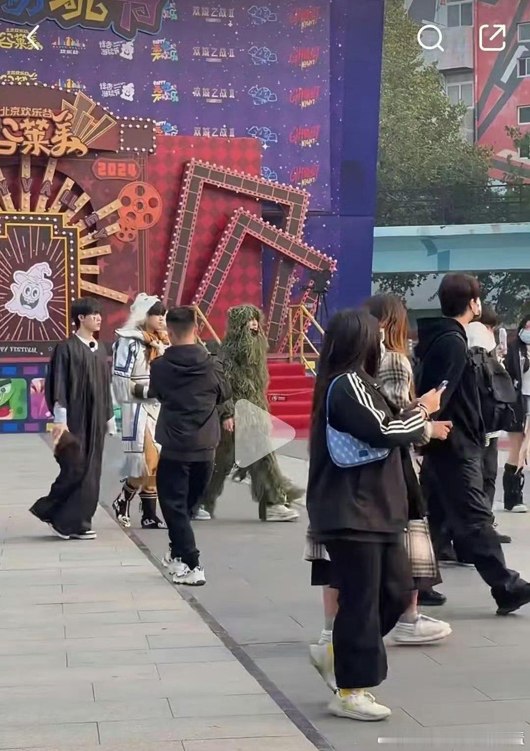 登陆少年外出拍物料了，全员cos，朱志鑫湘琴鬼，张泽禹穿吉利服应该是野人，张极银