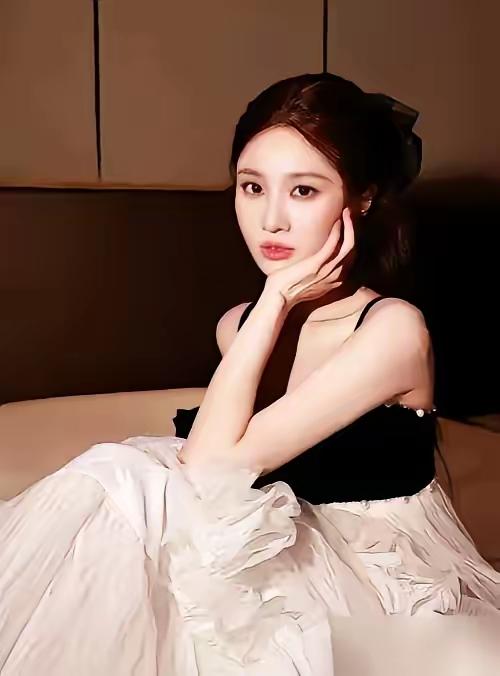 张慧雯128元美甲"贴脸开大"黄灿灿：内娱活人闺蜜，比精修通稿值钱
7月27日，