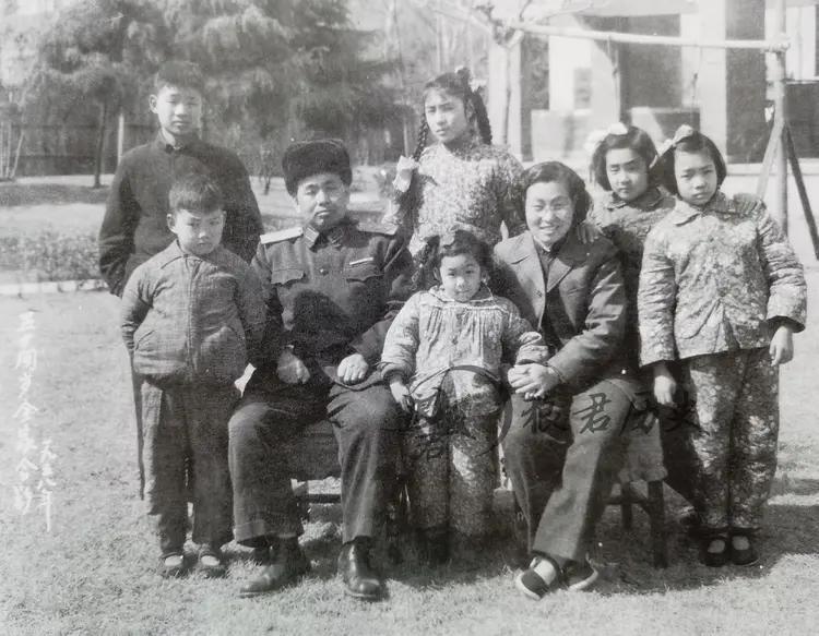 1958年南京，开国上将许世友夫妇和六子女的合影。照片中许世友将军和妻子坐在前排