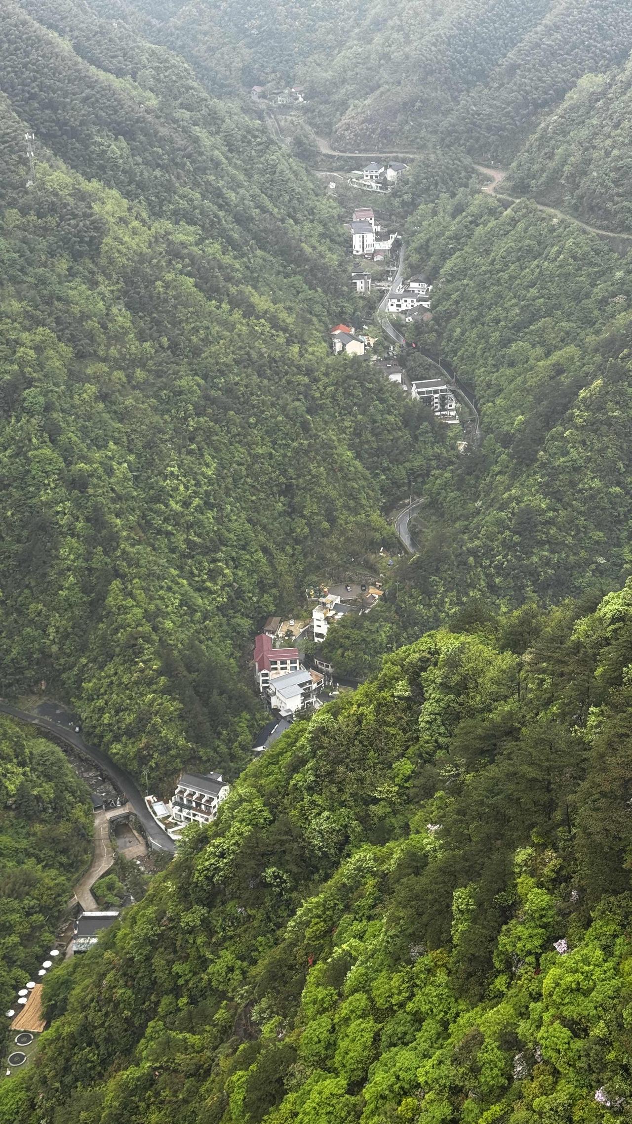 可以看看一张照片代表你在的城市吗这是在山谷显拍的照片，站在这里远眺，群山环抱、绿