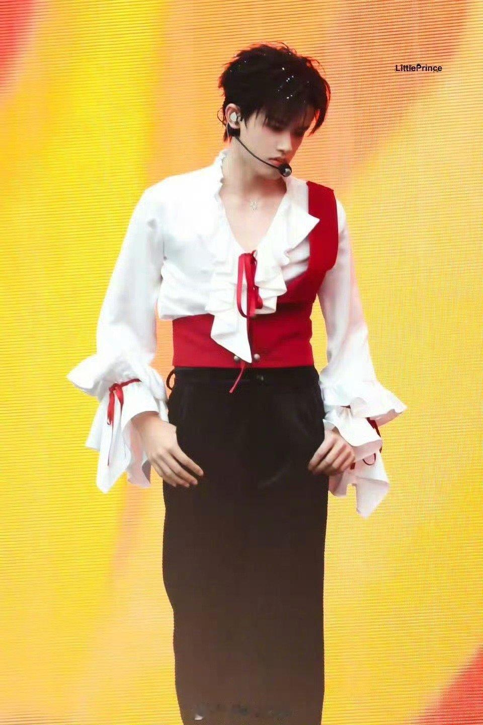 张极丝绸西装完全是daddy级别 像是从老电影中走出的绅士歌手，带着旧时光的醇厚