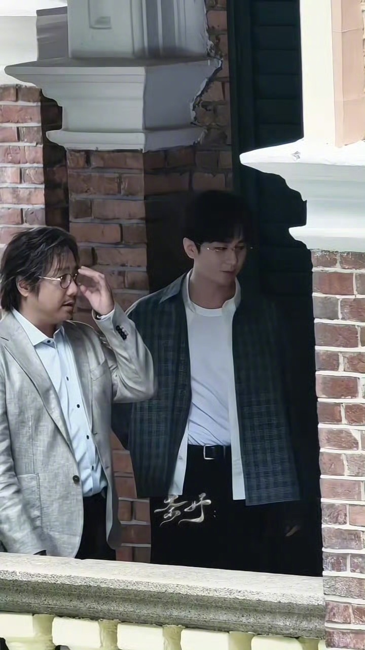成毅新剧《狩谎》路透，徐峥竟然也参演了，这阵容很强啊。 