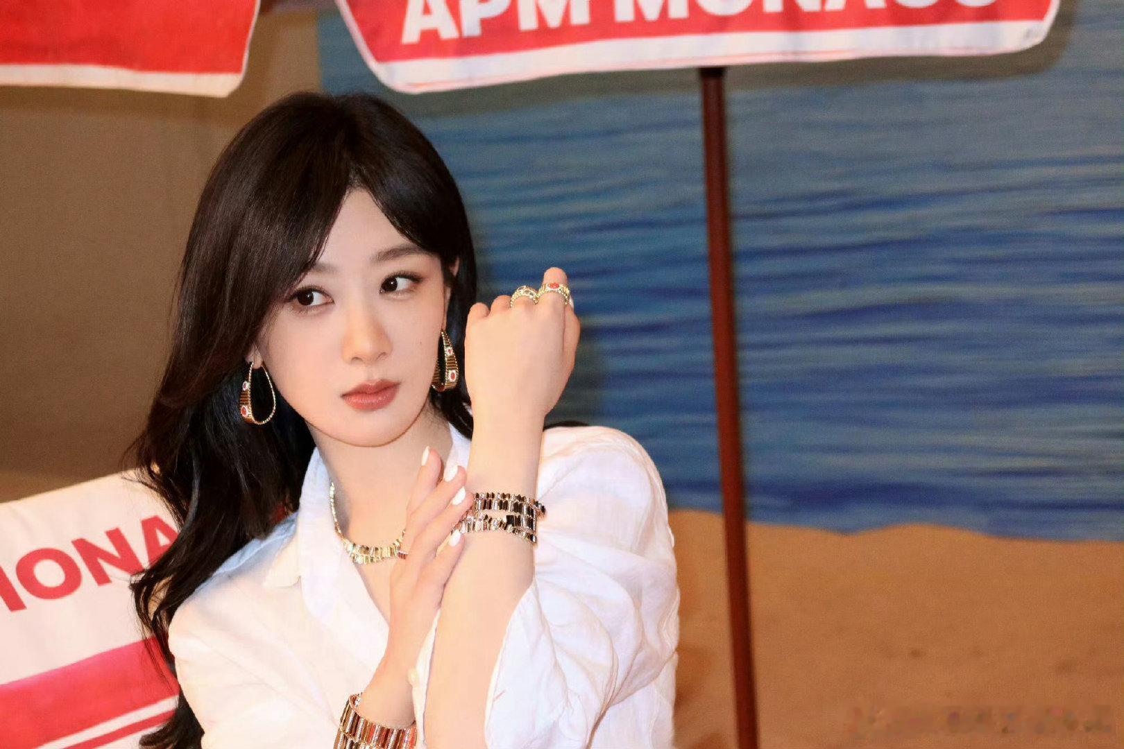 杨紫一眼认出男粉 杨紫认出男粉声音 紫妹耳朵超灵敏，闻声就认出常来应援男粉。 