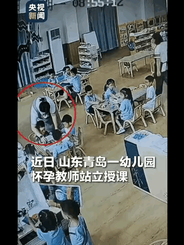 上新闻了！青岛幼儿园这幕太戳心！怀孕老师正讲课，三岁小女孩突然拎着凳子冲过去，谁
