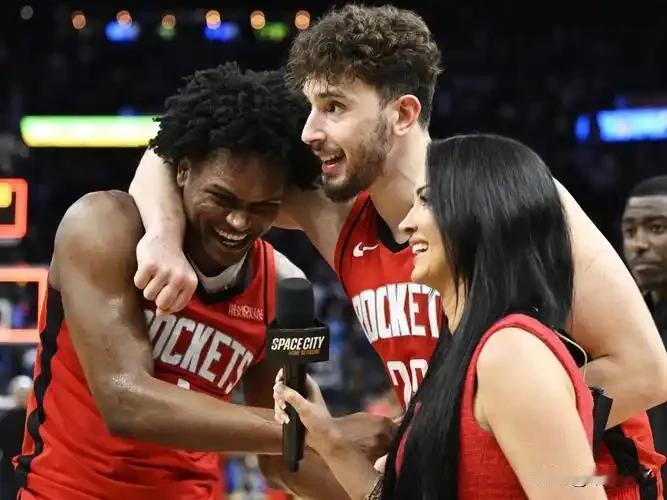 有人说，阿门就该打第六人，他在场严重压缩了进攻空间，没有投篮的小前锋别再吹他的天