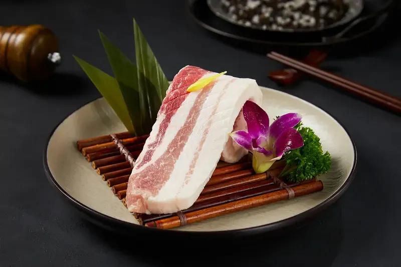 《五花八门》指的是什么？
五花：金菊花（卖茶女）、木棉花（郎中）、水仙花（歌女）