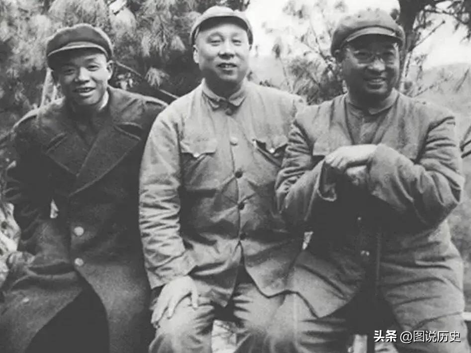 这张合影估计很多人都没见过，甚至是第一次见到！
这张合影拍摄于1952年的朝鲜前