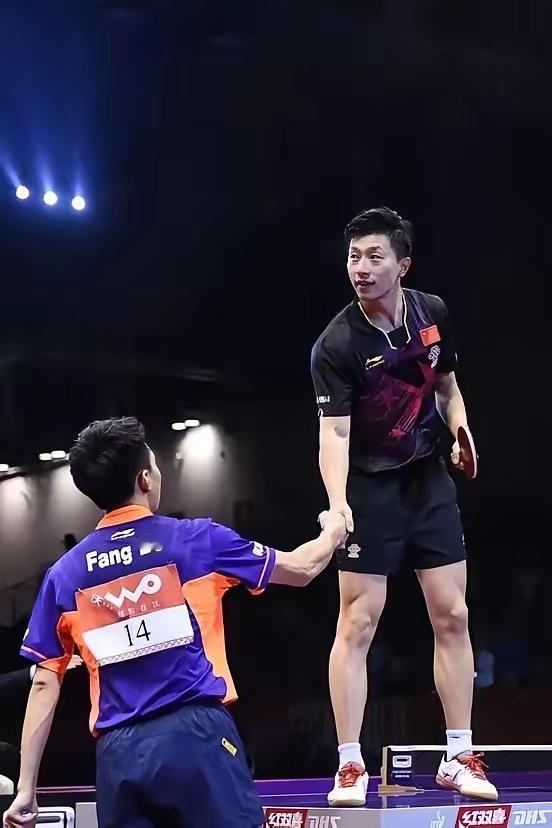 这个画面应该是马龙此生最想删除的图片，没有之一！照片上的他世乒赛夺冠后，整个人显