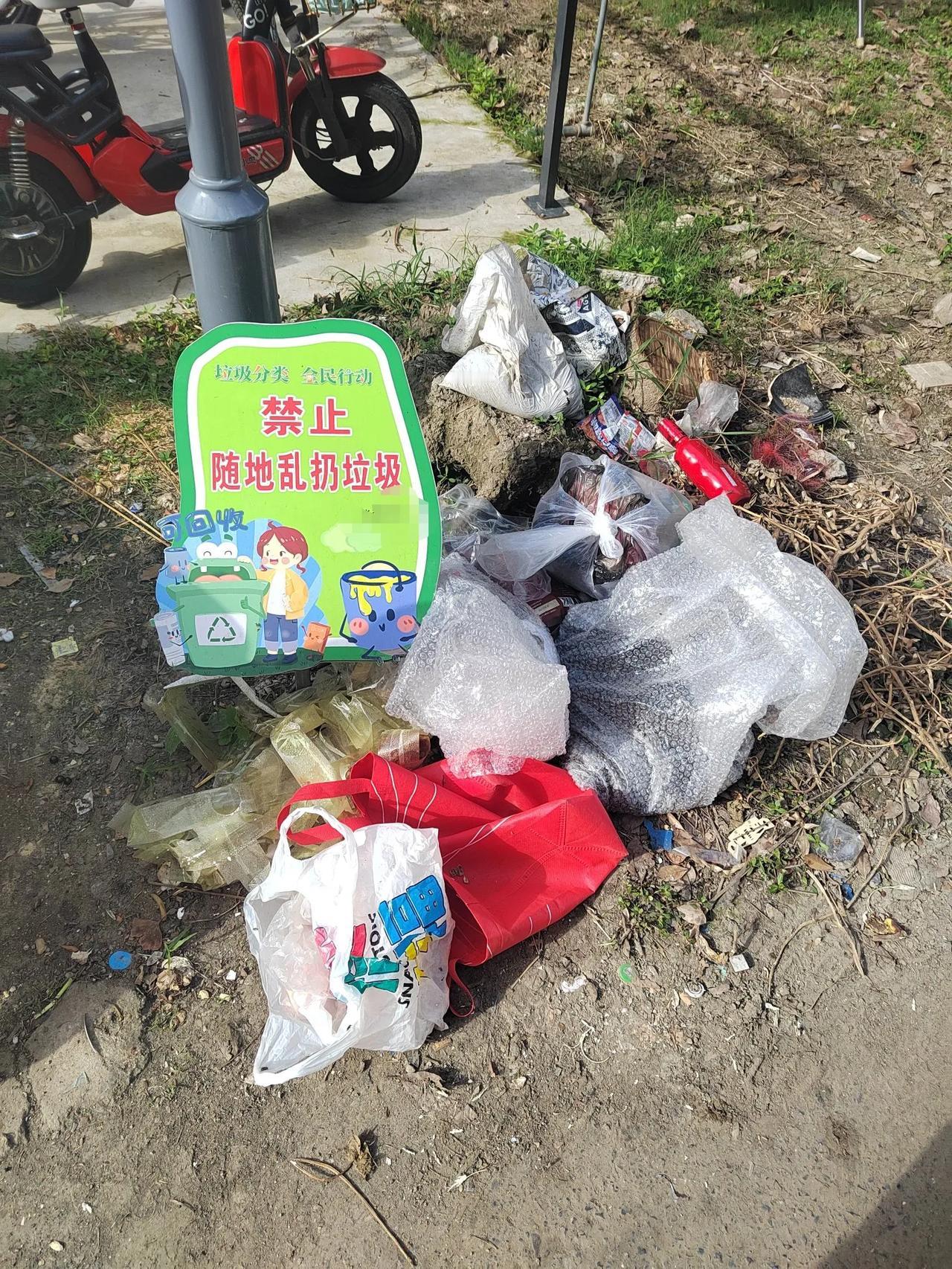 垃圾分类全民行动！写着禁止乱扔垃圾！
还一往情深的扔着垃圾，真是啪啪打脸！
也许