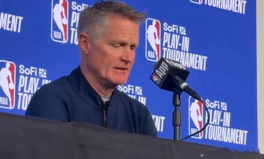 谈到球队附加赛氛围，科尔表示：“我们队里氛围很好，充满能量，今天我们会全力以赴。