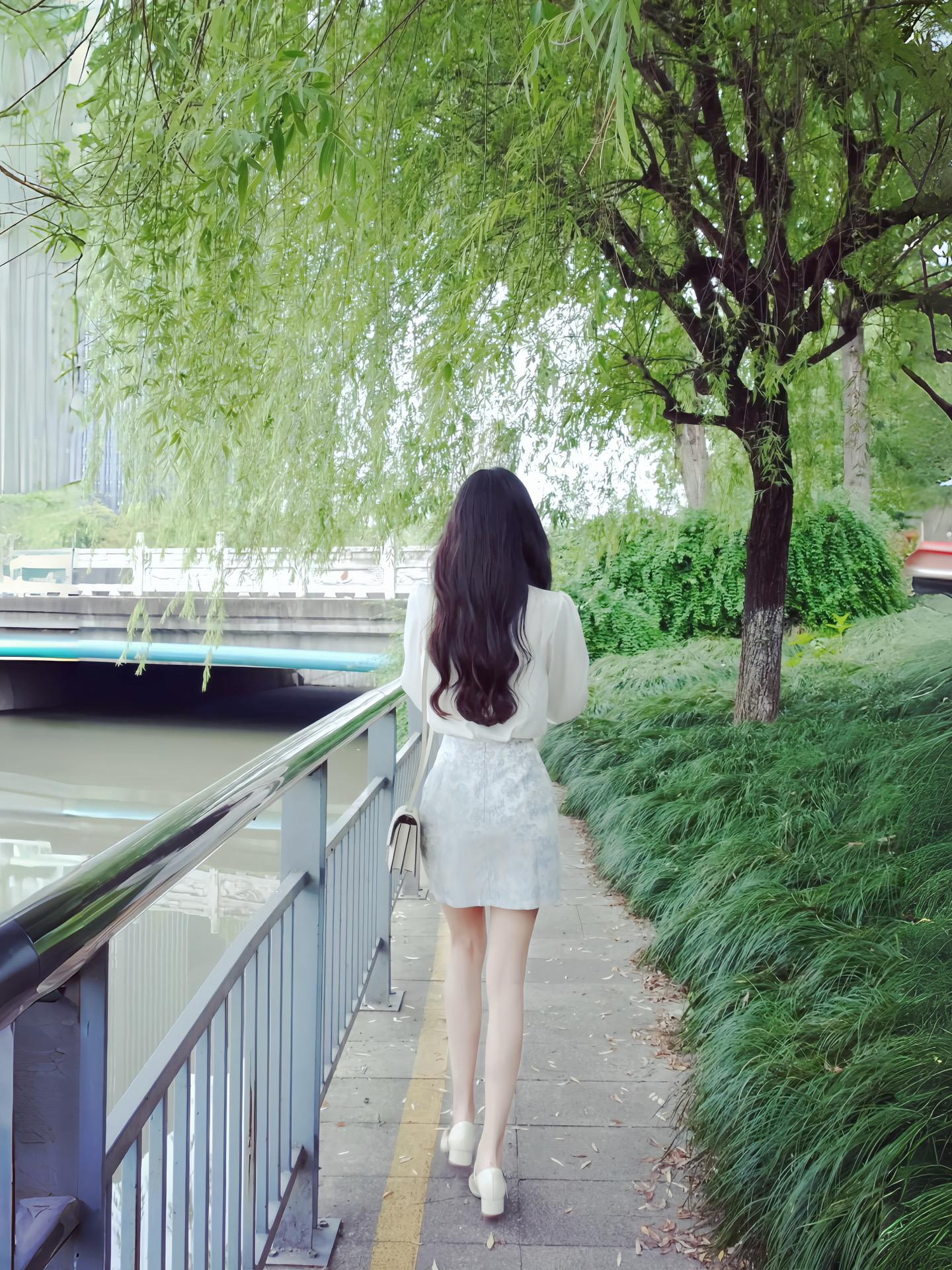 在重逢的街头 心跳比我先认出你。