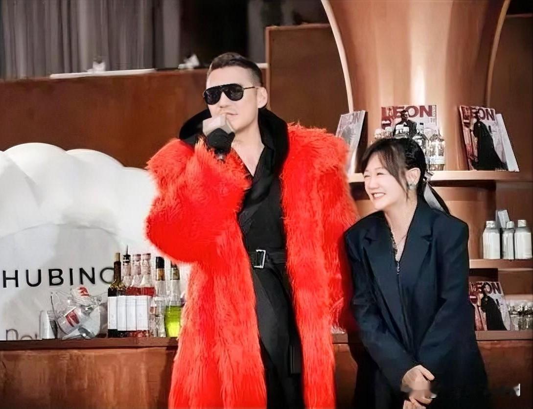 2025年12月，54岁的胡兵与47岁的薛佳凝在《粉红女郎》播出22年后惊喜同框