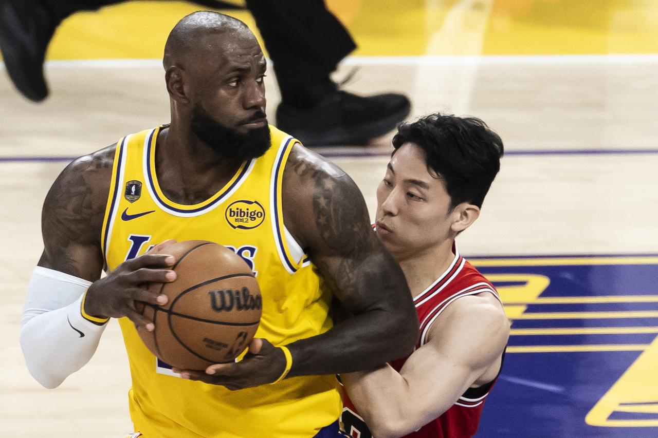 昨天湖人公牛的比赛，看看1米7的河村永辉是如何防守2米06/113公斤重的詹姆斯