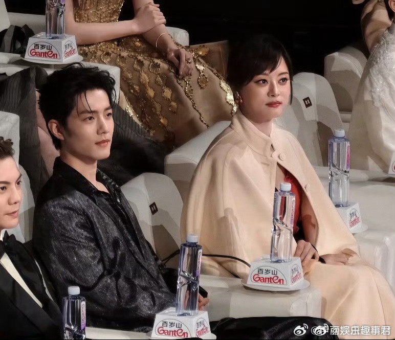 肖战孙俪 郑晓龙的一双儿女肖战孙俪同框啦，郑晓龙的兵上线，两人坐着一直在热聊，真