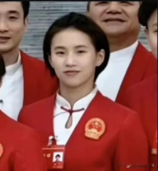 陈芋汐啊，那长相，我就觉得是明艳得很呢。

她的气质呢，清冷得不得了。

这在运
