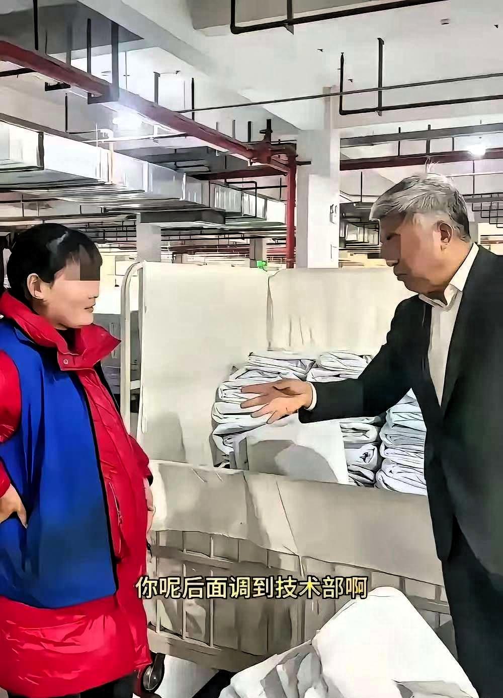 安徽宣城工厂一幕看哭打工人，一位怀孕女工在工作期间，仍从事搬货等体力工作，挺着肚