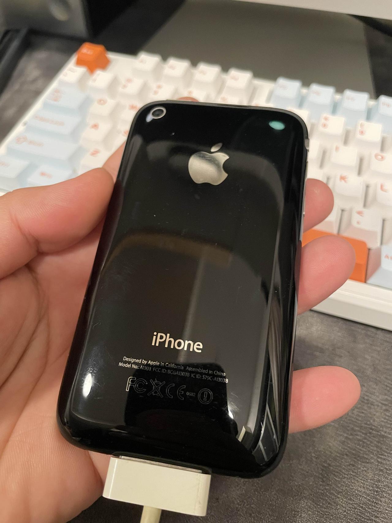 广州鬼市花了5块钱淘的旧iPhone，背面亮黑的壳子，印着老款的苹果标。

插上