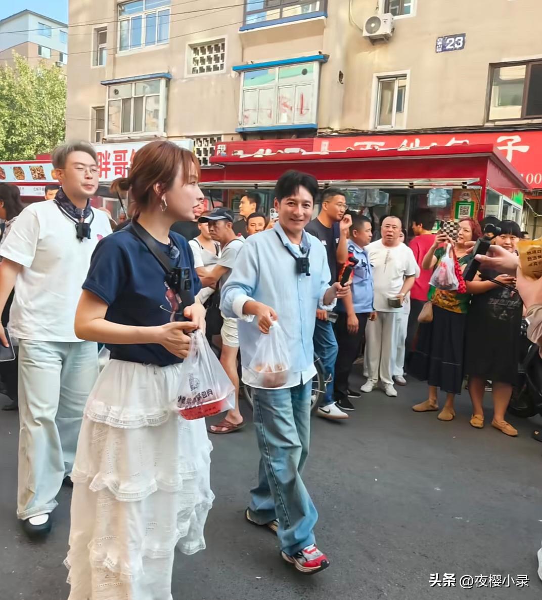 李维嘉、吴昕、杜海涛一起在沈阳逛菜市场，被好多民众围观，他们私底下真人都好普通，