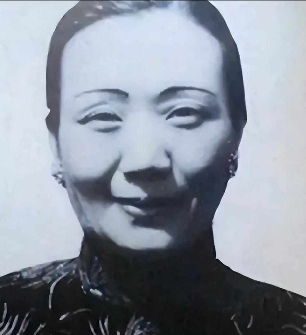 [微风]1879年，浙江巡抚谭钟麟喝多了，看府上丫鬟李氏身材婀娜，一时兴起抱回房