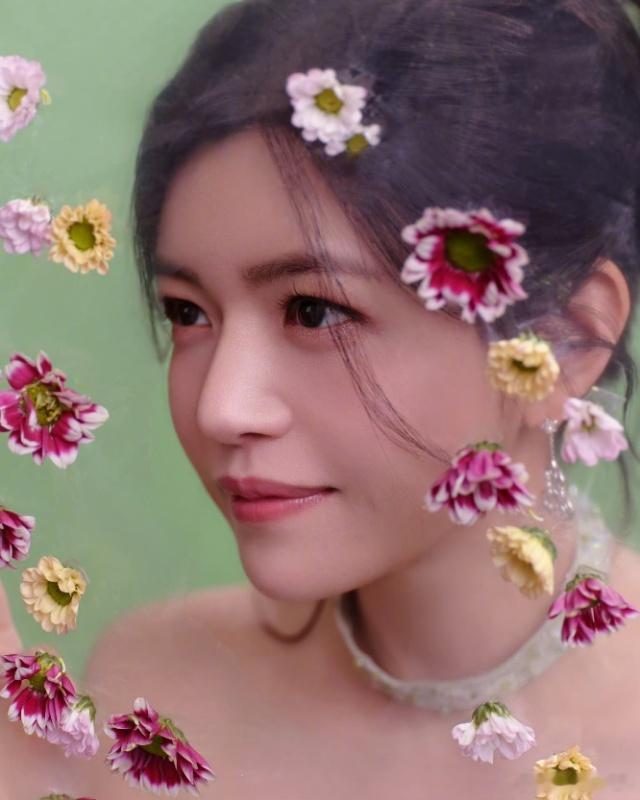 陈妍希小九姐狗味好浓小高绅士手也太乖了吧！高卿尘跟陈妍希同台，虽然环着陈妍希的肩