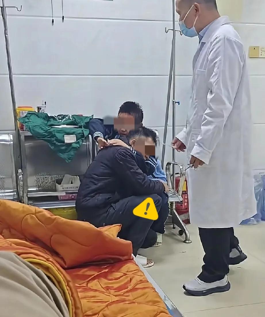 原来不止妈妈会崩溃！广西一男子因为孩子考试10分情绪失控后，用木椅砸向孩子，看到