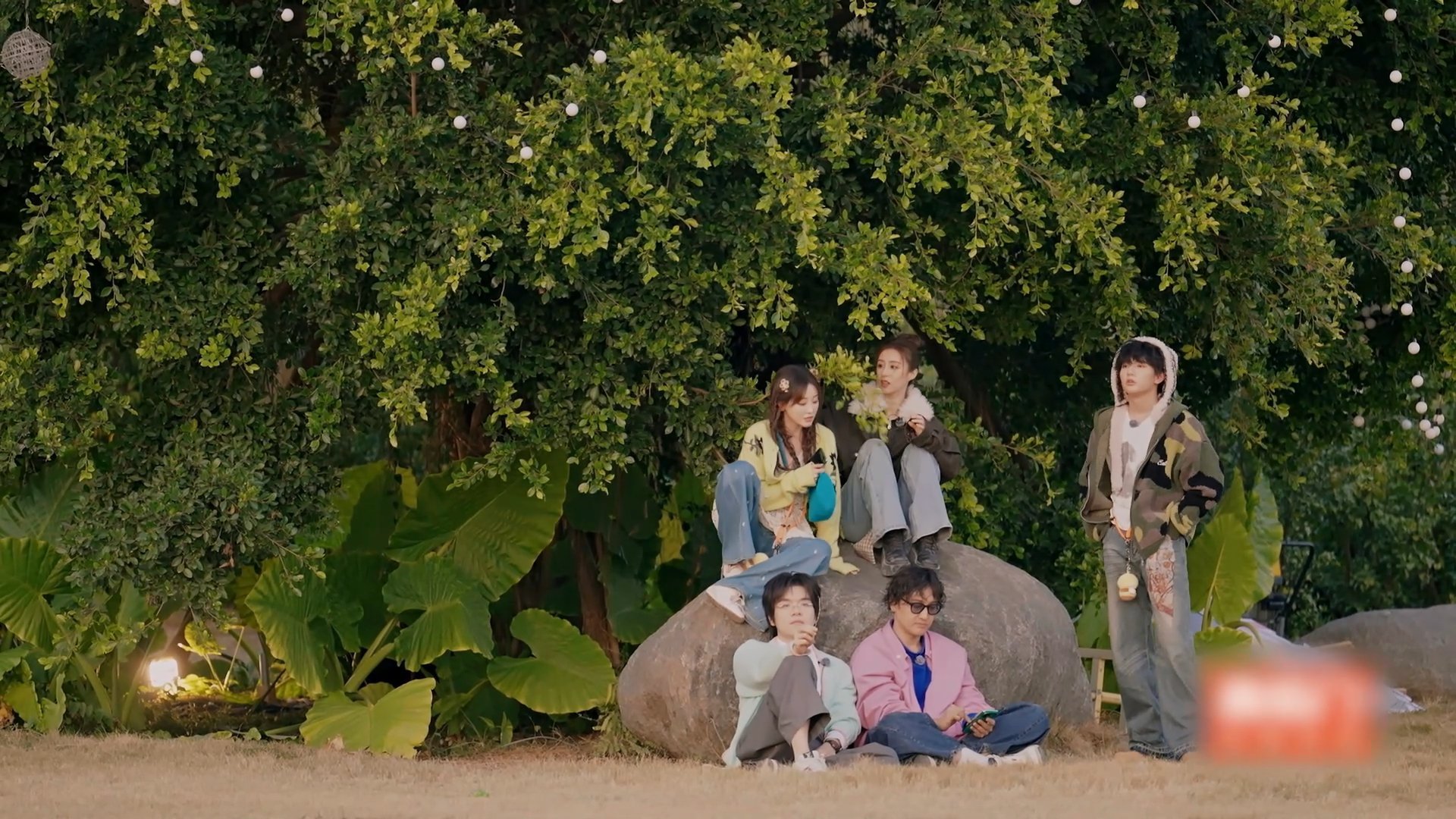 穆祉丞日落少年破碎感穆祉丞在夕阳下氛围感拉满，迷彩外套配毛绒帽，身影被余晖拉长，