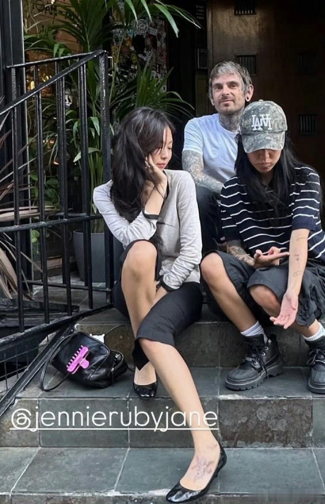 Jennie纹身寓意认真善待朋友与身边工作人员，温柔刻在骨子里。 