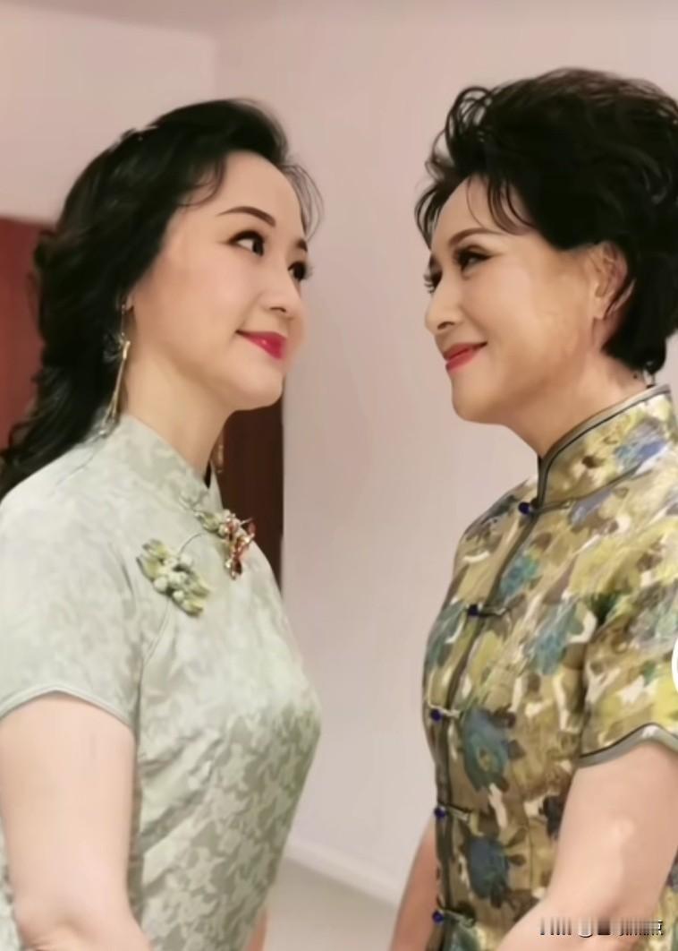 两位越剧名家身穿中式时装，典雅时尚，两人相对而立，这是在媲美吗？
小编认为她俩这