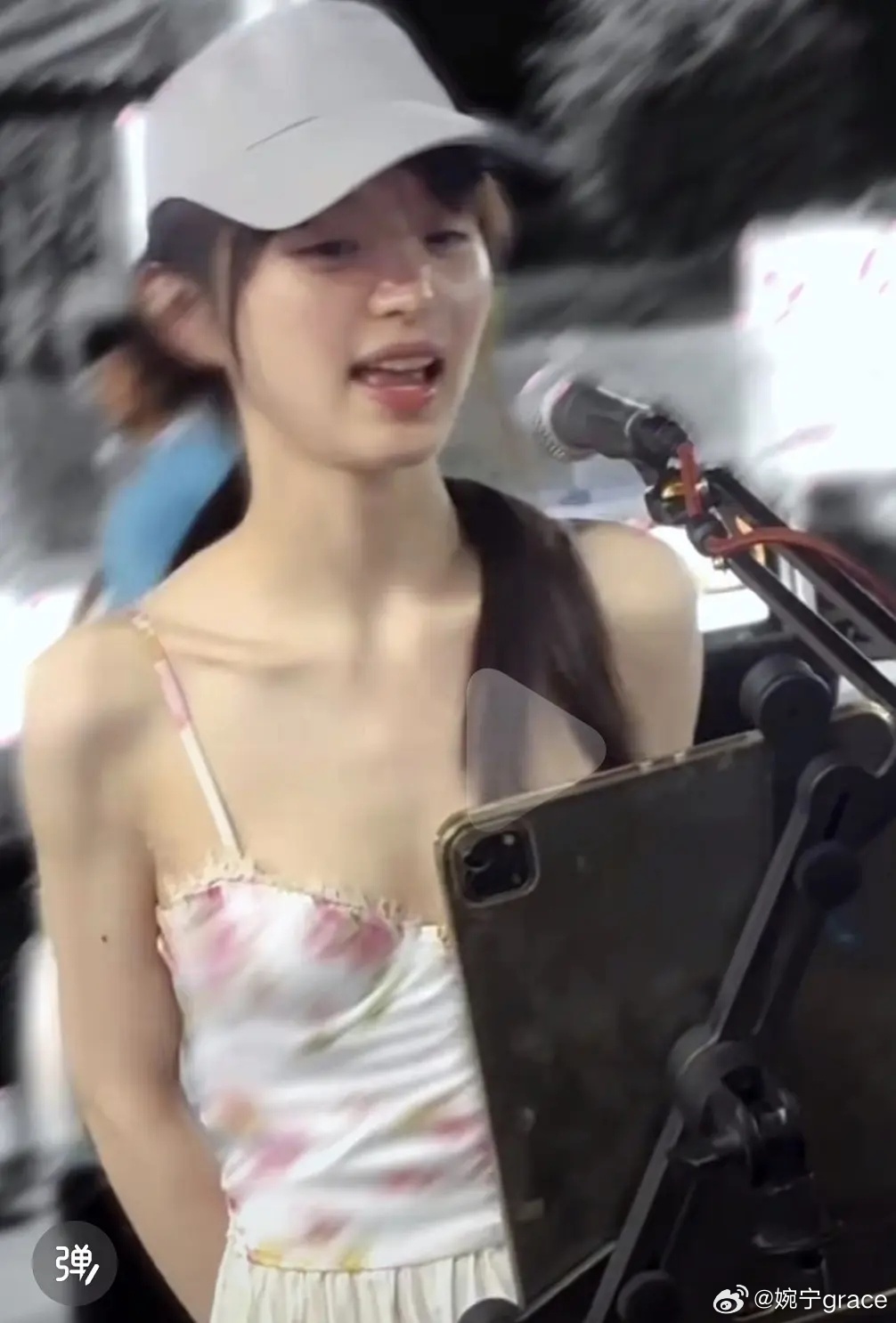 好奇这种又聚拢又显圆润的效果，单靠胸贴能做到吗？ 
