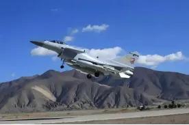 美国对台军售捅马蜂窝！中国反手大举卖武器，反美国家抢疯了！
 
美方2025年底