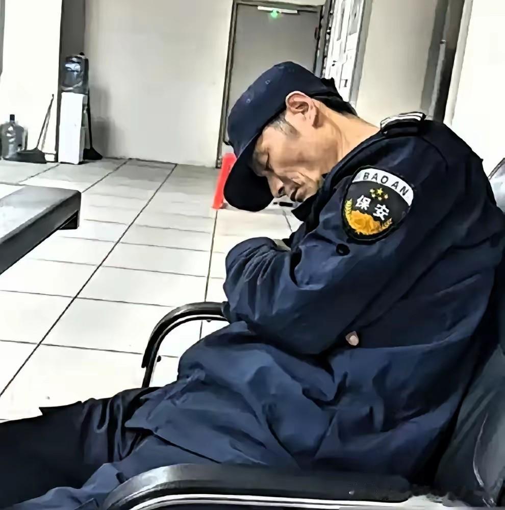 “毫无人性！连正常生理需求都不放过！”
凌晨3点半，60岁保安打了16分钟盹，公