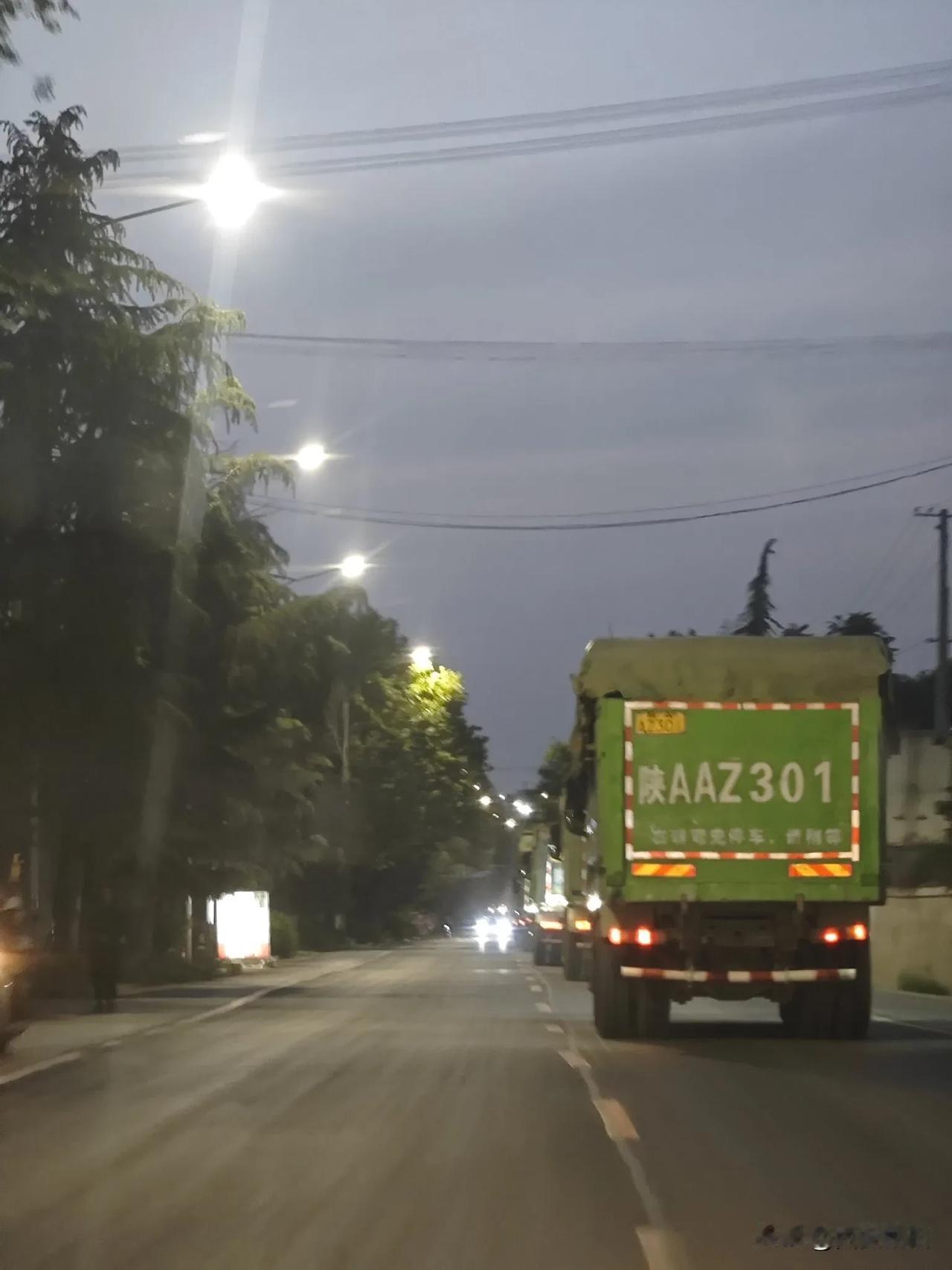 晚上才7点左右，拉拖车速度还快的不行，一排排拉堵车插肩，你觉得呢