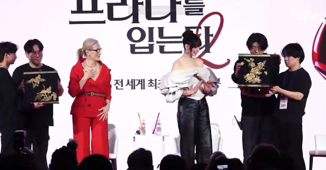 韩国给安妮海瑟薇和梅丽尔的礼物
绣花高跟鞋，好搞笑啊
一股子日本味儿是怎么回事