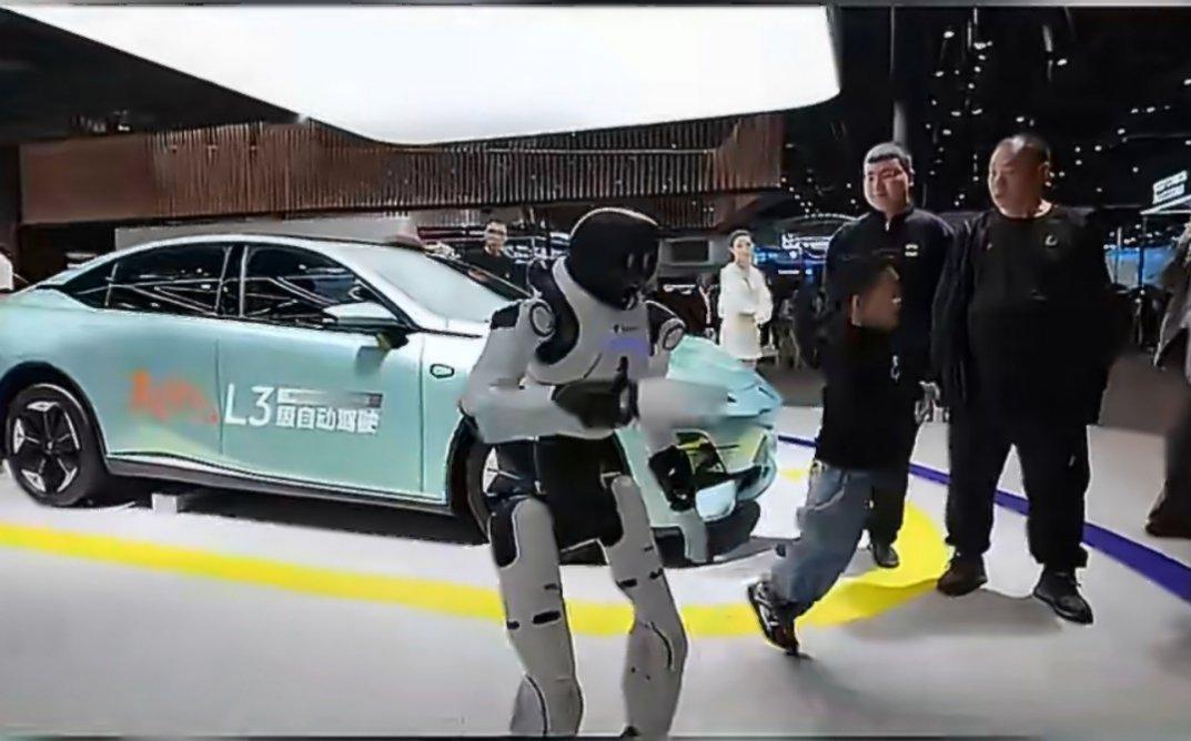 北京车展机器人累瘫了机器人也逃不过打工宿命！北京车展这群机器人也太拼了，又是跳舞
