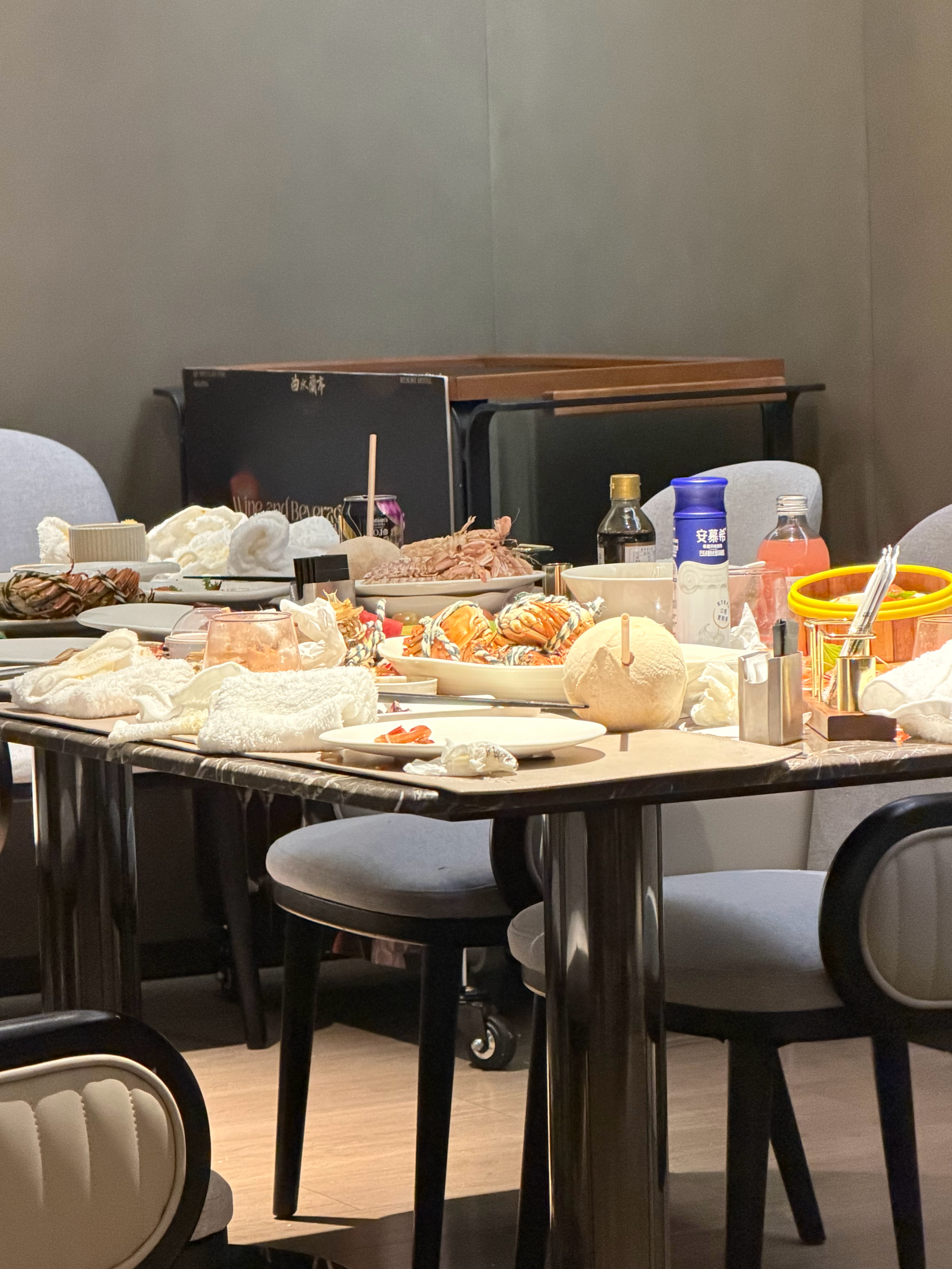 门票1600+的洗浴，饭毕这桌被服务员叫住了服：先生您好，要不您再吃吃？剩太多了