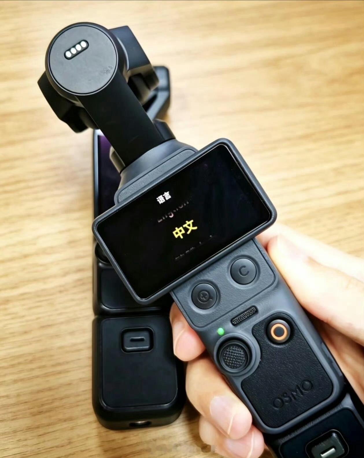 刚去大疆门店体验了Pocket 4，对比Pocket 3感觉提升不算特别明显。我