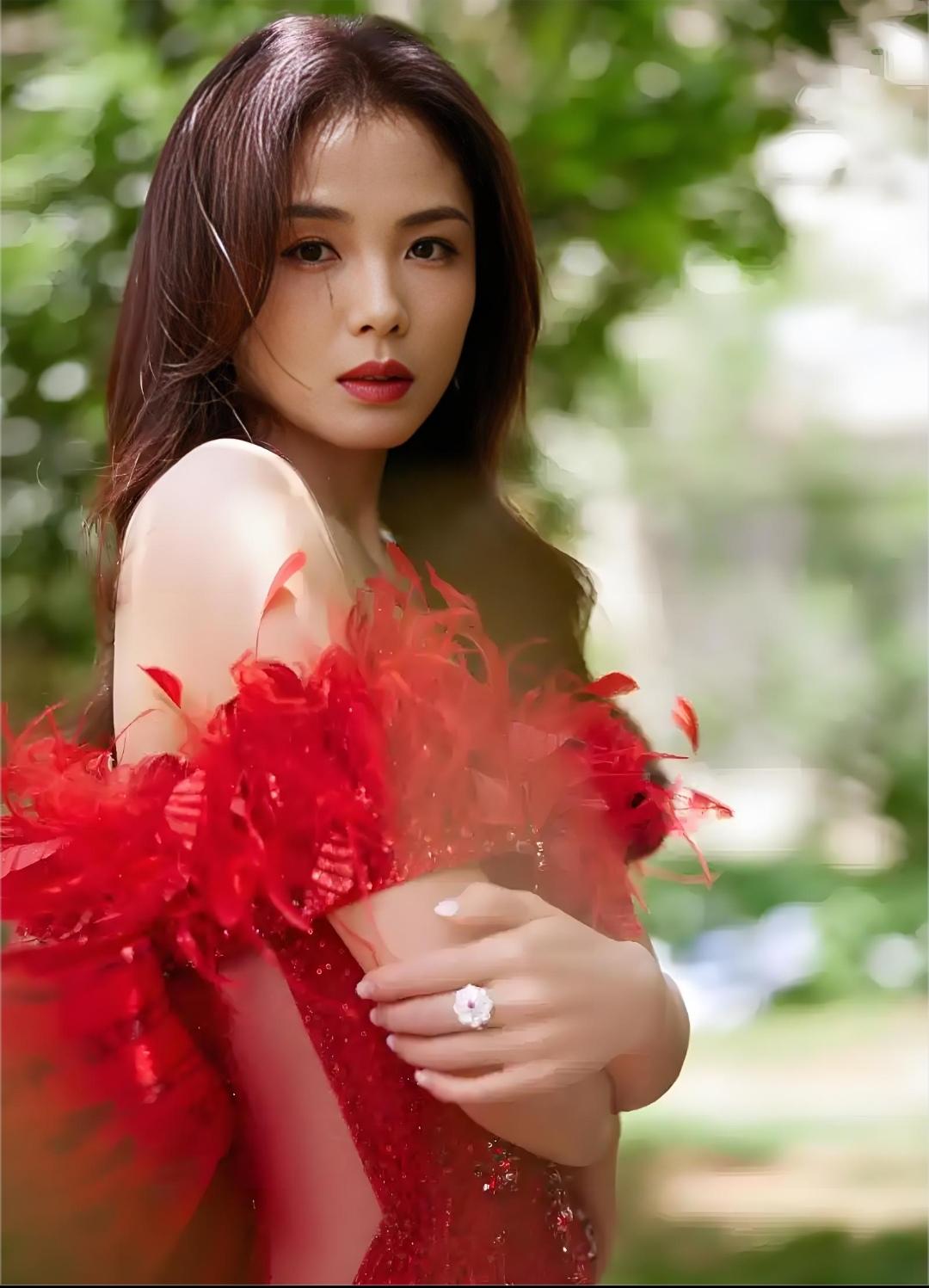 刘涛写真集：温婉与飒爽交织，定格时光里的优雅风华优雅气质 喜欢就关注我吧 高颜值