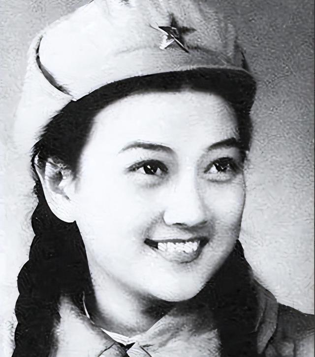 1934年出生的她年轻时可是一位大美人儿，她是国家一级演员，少将军衔，她曾出演过