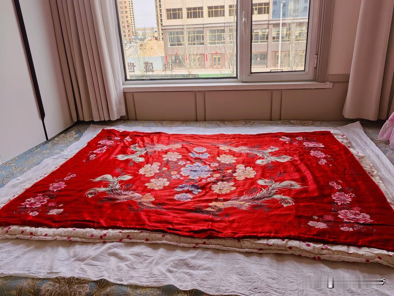 套被罩的被子每年拆洗一次，这个龙凤呈祥的锻被面已经有33年的时间了，洗洗色泽鲜艳