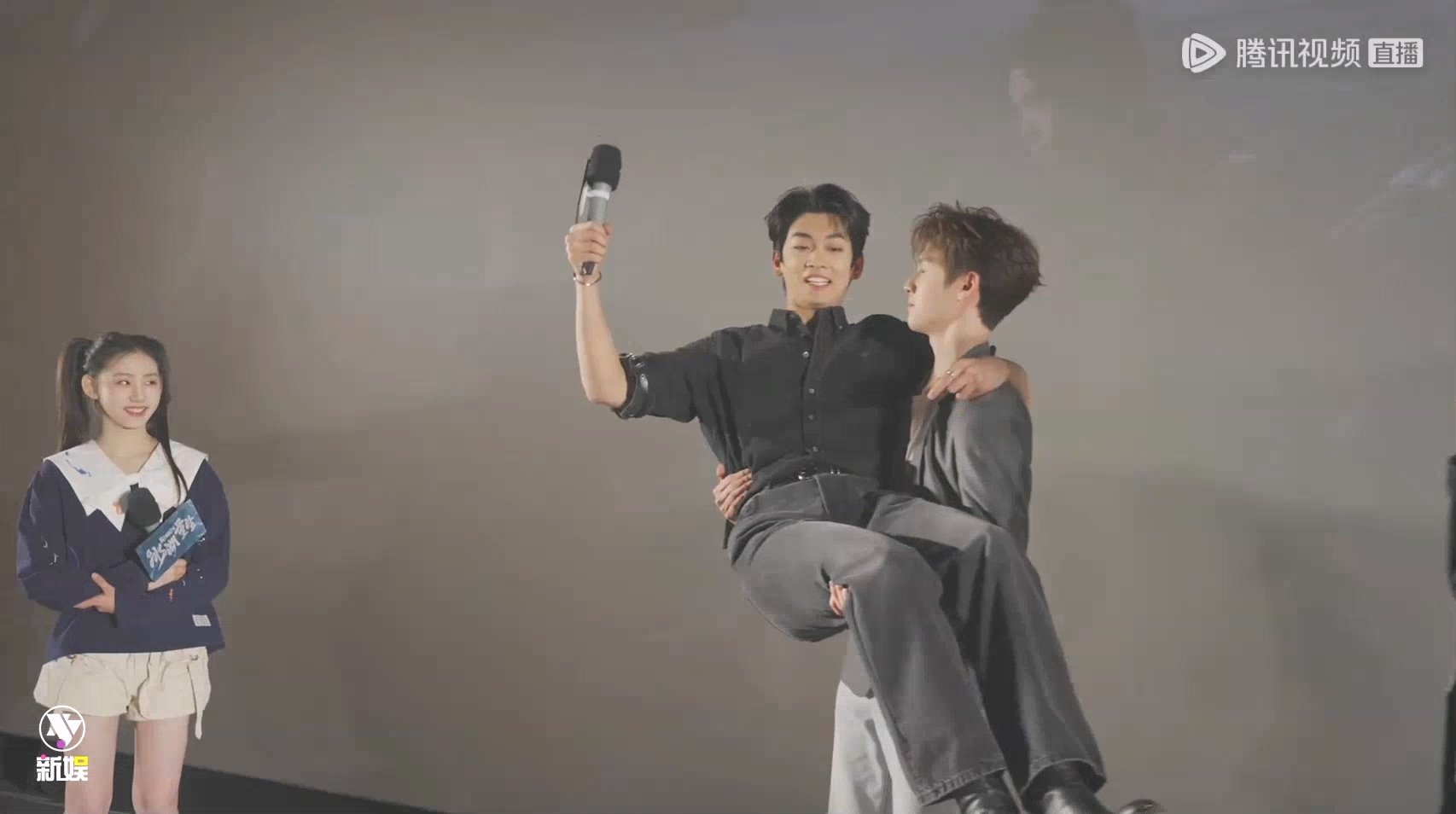 李昀锐公主抱李孝谦李昀锐李孝谦公主抱 冰湖重生直播现场起哄还原诸葛玥公主抱李策然